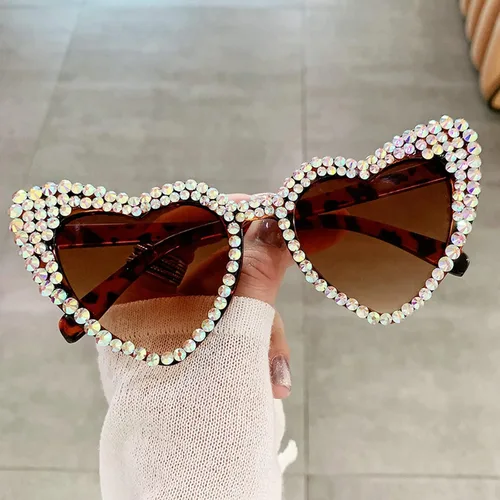 Vista 2 de mincl Lindas gafas de sol de corazón para mujer, gafas de sol brillantes con diamantes de imitación poligonales, protección UV