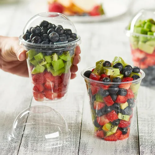 Vista 3 de GUSTO [12 oz - 50 unidades de vasos de plástico transparentes con tapas de cúpula (sin agujero), tazas de frutas con tapas para fiestas - Perfectas