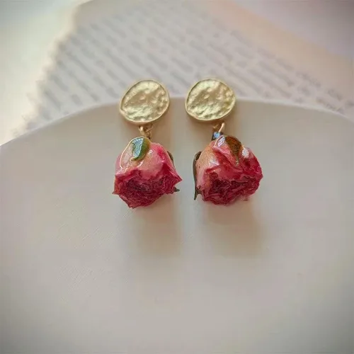 Vista 2 de Hermoso diseño de hadas súper suave pendientes de flor de rosa inmortal con envoltura de ratán de perlas