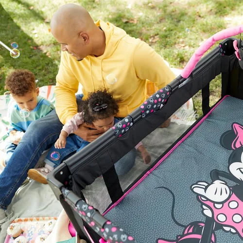 Vista 10 de Disney Baby® 3D Ultra Play Yard con moisés y bolsa de almacenamiento, Peeking Mickey