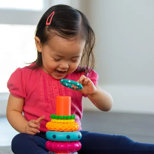 Vista 5 de Anillo de apilado de pilas de círculos de Sassy, juguete de aprendizaje STEM, a partir de 6 meses, multicolor, juego de 9 piezas