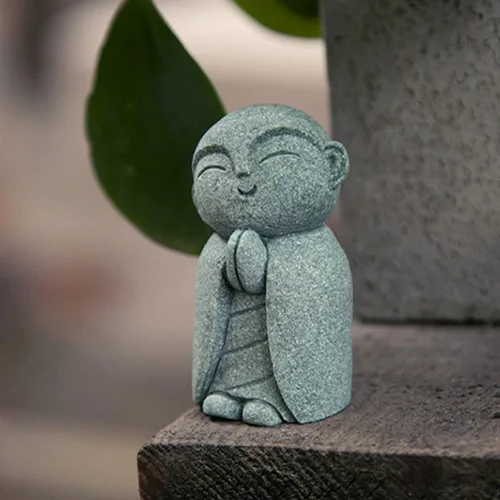 Vista 2 de livelyfish Mini estatua de monje japonés de Buda Feng Shui, estatuas de monje rezando, esculturas de piedra arenisca para pecera, acuario