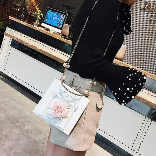 Vista 3 de QZUnique Bolso de noche con diseño de ángel de amor en relieve para mujer, bolso cruzado con cierre de lazo, bolso de hombro barroco