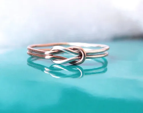 Vista 4 de Anillo de doble nudo de amor de plata de ley y oro rosa