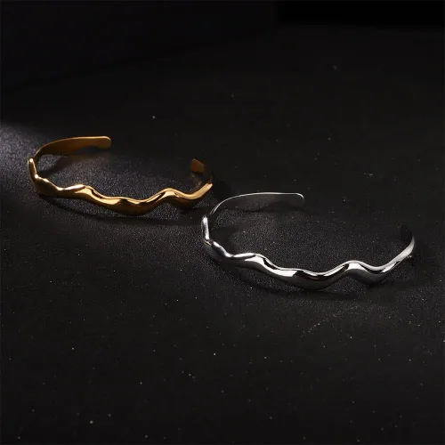 Vista 7 de Kercisbeauty Juego de 2 pulseras de acero inoxidable martilladas de plata y oro, brazalete abierto, joyería diaria para mujeres y niñas