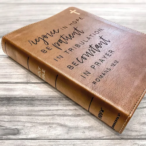 Vista 3 de NIV Biblia de diario Personalizado con nombre El diseño personalizado está ilustrado a mano y grabado con láser Regalo para cumpleaños