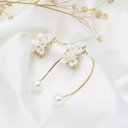 Vista 9 de Aretes colgantes de perlas blancas de plata de ley 925 con flecos largos y pétalos, aretes colgantes para mujer