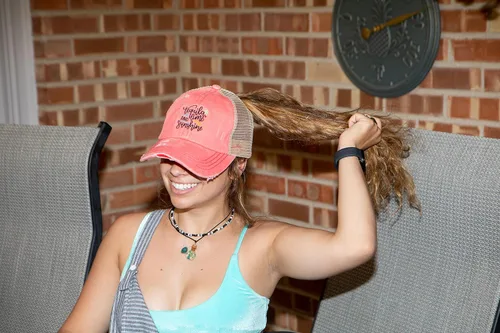 Vista 2 de Funky Junque - Gorra para mujer entrecruzada diseño desgastado se puede usar con coleta o chongo