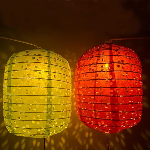 Vista 4 de Paquete de 12 linternas de papel chinas, japonesas, colgantes de papel con luces LED, borlas de 6.3 pulgadas, ovaladas para decoraciones de Año