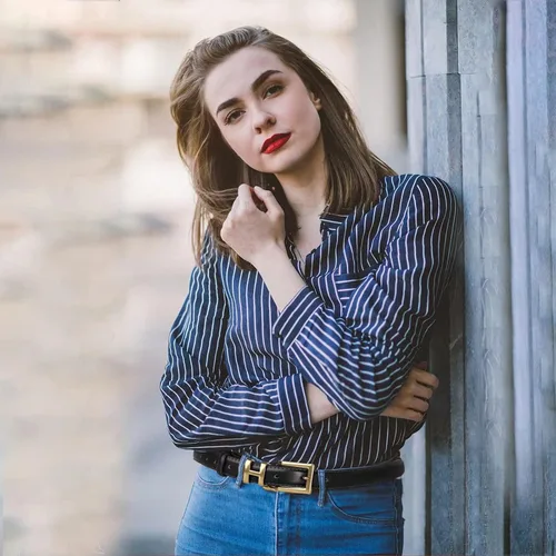Vista 69 de Cinturón de cuero clásico con hebilla de metal para mujer con vestido de jeans