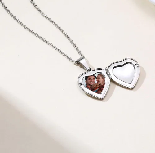 Vista 4 de Bicyway Collar con medallón de corazón para mujeres y niñas, collar con colgante de medallón chapado en oro que sostiene fotos, joyería y regalos