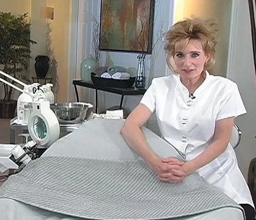 Vista 3 de Facial Techniques For Treating Acne DVD - Learn How to Clear & Heal Acne Prone Skin - Esthetician Training Video For Acne Extractions and Deep Pore