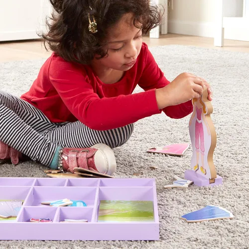 Vista 6 de Juego de princesas de madera con vestidos magnéticos para vestirlas de La Bella Durmiente y Blancanieves, de Melissa & Doug, más de 40 piezas Blanco