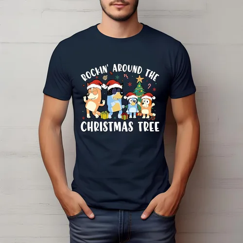 Vista 3 de Bluey Rockin Around The Christmas Tree Shirt - Camiseta de Navidad de Año Nuevo, Bluey Happy Christmas Tee, Bluey Noel Party T-Shirt Blanco, Blanco