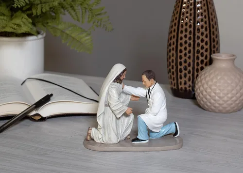 Vista 5 de Dicksons Praying Doctor with Jesus - Figura decorativa de mesa de resina de 5 x 6 pulgadas