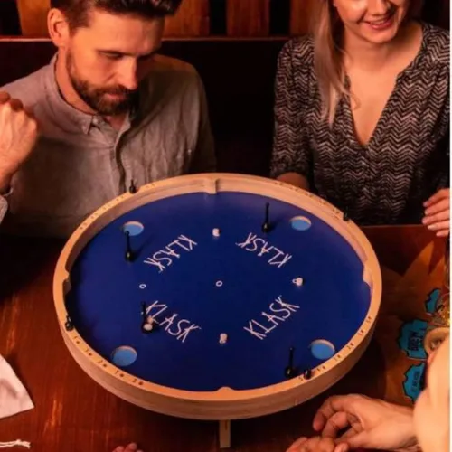 Vista 6 de KLASK: El Juego Magnético Premiado de Habilidad para Fiestas - para Niños y Adultos de Todas las Edades Que Es Mitad Fútbol, Mitad Hockey sobre Hielo