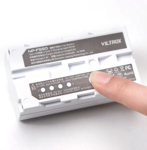 Vista 3 de VILTROX Paquete de 2 baterías recargables de iones de litio con puerto USB-C de 2200 mAh NP-F550 para luz de videoconferencia VILTROX 116T 200T