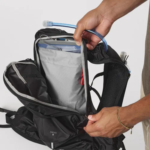 Vista 6 de Salomon Cross 8 Trail Running Pack, chaleco ligero de hidratación para correr de 8L