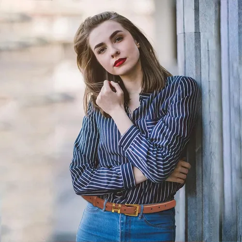 Vista 3 de Cinturón de cuero clásico con hebilla de metal para mujer con vestido de jeans
