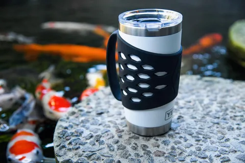 Vista 4 de Manipulador para tazas de café con aislamiento al vacío de 20 onzas, funda protectora de agarre de silicona con asa