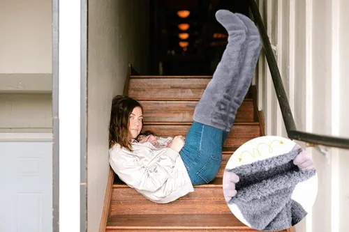 Vista 2 de Calcetines altos mullidos por encima de la rodilla, pantuflas de felpa, medias peludas de piernas largas, calcetines para dormir en casa de invierno