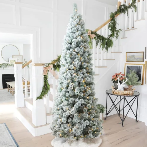 Vista 11 de Glitzhome - Árbol de Navidad artificial delgado preiluminado de 2.4 m, con ramas de pino Aspen Frostfall, soporte plegable de metal, 500 luces Aspen