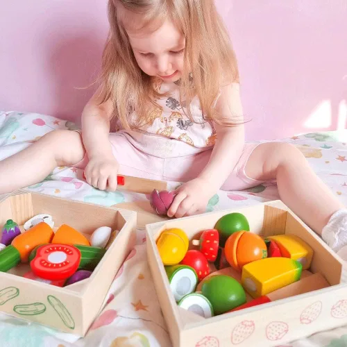 Vista 2 de Bigjigs Toys Caja de madera para cortar frutas con tabla de cortar y cuchillo - Juguetes de comida para jugar