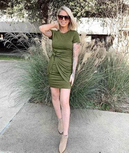 Vista 2 de BTFBM Vestido de manga corta para mujer cuello redondo fruncido entallado casual con lazo en la cintura liso para el sol la playa el verano