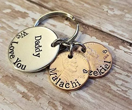 Vista 4 de Tucker's Trinkets And Treasures Personalized Bar, We Love You Key Chains, Gift for Mom, Gift for Dad, Family Names