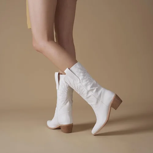 Vista 3 de olomisa Botas vaqueras para mujer, botas metálicas bordadas con punta puntiaguda, tacón grueso, botas vaqueras de media pantorrilla