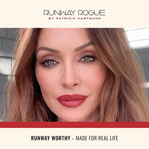 Vista 7 de Runway Rogue 90s Vibe Lápiz Labial, Lápiz Labial Hidratante Mate Midnight-Merlot Borgoña Oscuro, '1993' 90s Vibe moisturizing lipstick, matte