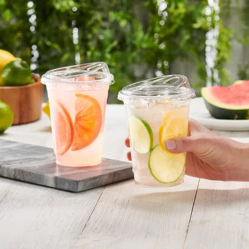Vista 3 de GUSTO Vasos de plástico transparente con tapas [16 onzas – 100 unidades] – Vasos desechables para café helado con tapas sin popote para batidos