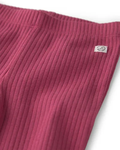 Vista 3 de Little Planet by Carter's Paquete de 2 pantalones acanalados unisex para bebé, hechos con algodón orgánico Manzanas Granate