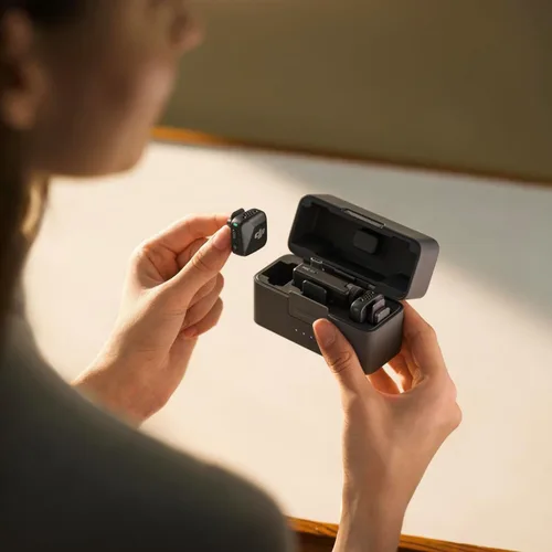 Vista 7 de DJI Mic Mini (2 TX + 1 RX + Estuche de Carga) Micrófono Lavalier Inalámbrico, Ultraligero, Cancelación de Ruido, Hasta 48 Horas de Duración