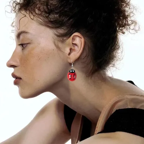 Vista 6 de 2 pares de aretes colgantes de panal con abeja, lindos insectos y pandas, aretes colgantes de resina de mariquita y panda para mujeres y niñas