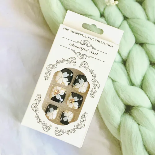 Vista 6 de Uñas postizas acrílicas artificiales negras para los dedos de los pies, ataúd a presión con diseños de flores blancas, uñas postizas reutilizables