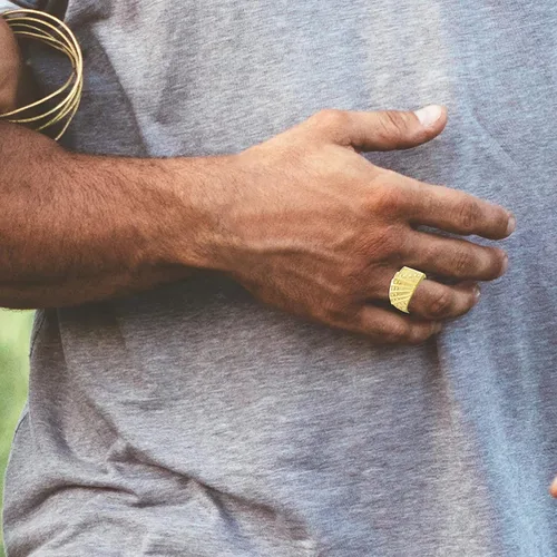 Vista 2 de Anillo de oro amarillo de 10 quilates Royal Flush Poker Hand Lucky Nugget Band Ring
