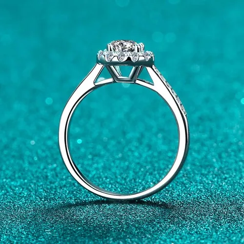 Vista 4 de Anillo de compromiso de diamantes de plata de ley chapado en oro blanco de 18 quilates con forma redonda de moissanita con halo clásico pero único