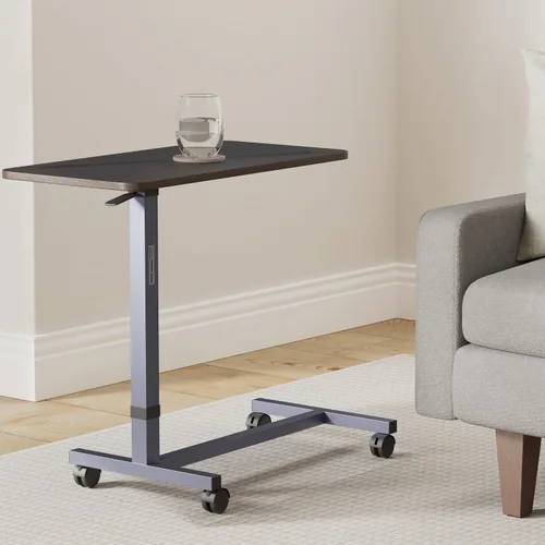 Vista 2 de Essential Medical Supply Mesa automática de altura ajustable para colocar sobre la cama, parte superior de madera con ruedas de bloqueo, perfecta