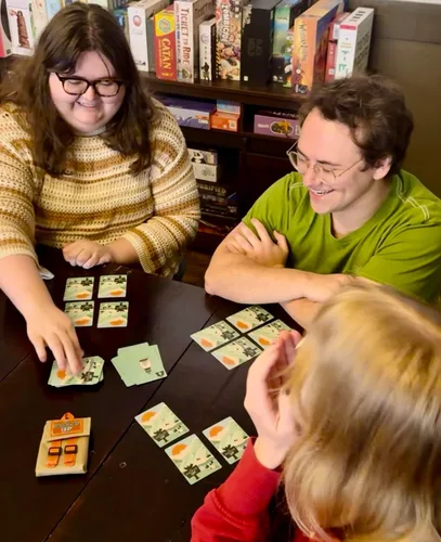 Vista 4 de Packed Up! El juego de cartas de ritmo rápido, de memoria y estrategia para familias y niños mayores de 8 años - Juegos divertidos y rápidos