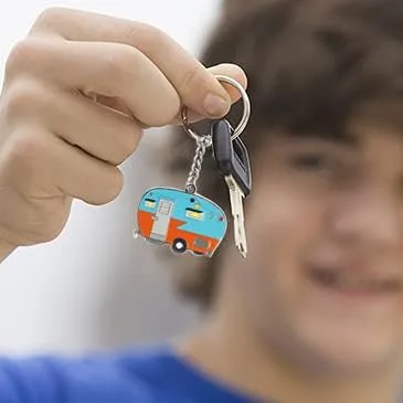 Vista 7 de Llavero de casa rodante con texto en inglés "Happy RV", llavero para parejas, regalo para hombres y mujeres, accesorios de campamento, paquete de 2