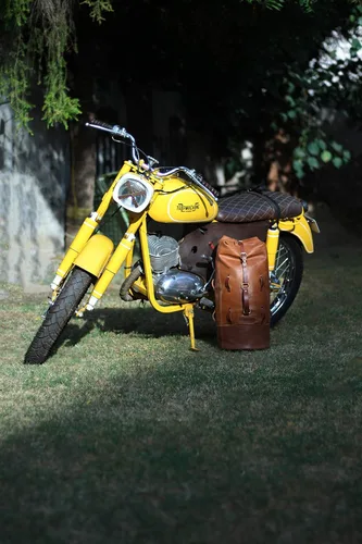 Vista 2 de Bolsa de lona para motocicleta de cuero genuino de grano completo resistente de inspiración militar Alforja Bolsa de fin de semana Con correas