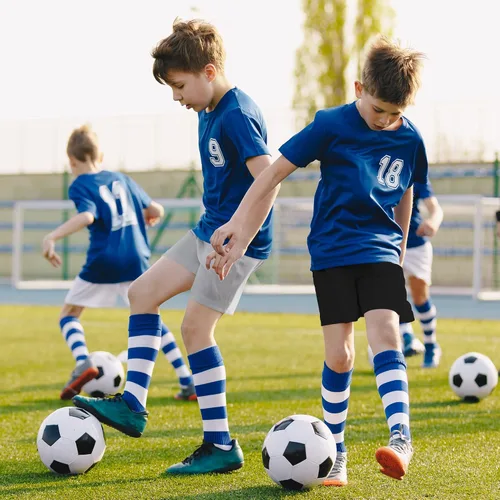 Vista 2 de TYCTOS Pantalones cortos deportivos para niños, elásticos, de secado rápido, pantalones cortos deportivos de fútbol para niños con bolsillos