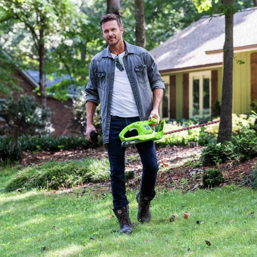 Vista 5 de Greenworks Cortasetos inalámbrico de 24 V 22 pulgadas, batería de 2.0 Ah y cargador incluidos