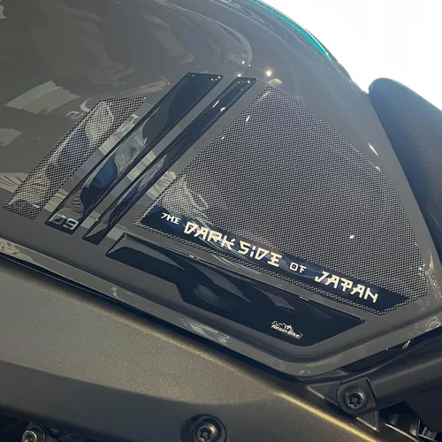 Vista 4 de Resin Bike Adhesivos 3D para motocicleta compatibles con Yamaha MT-09 2022. Protectores laterales del tanque contra impactos y arañazos. Par