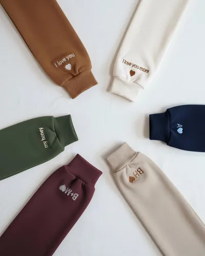 Vista 3 de Wear Physique - Sudadera con capucha personalizada con números romanos, fecha y bordado inicial, regalo para parejas, sudadera unisex de aniversario