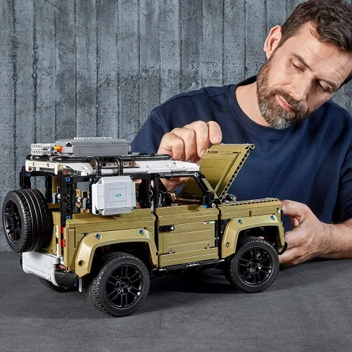 Vista 3 de LEGO Technic Land Rover Defender 42110 Kit de Construcción (2.573 Piezas)