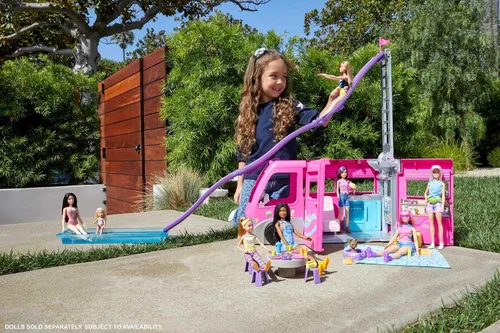 Vista 2 de Barbie Camper, juego de muñeca con 60 accesorios, tobogán de 30 pulgadas y 7 áreas de juego, Dream Camper