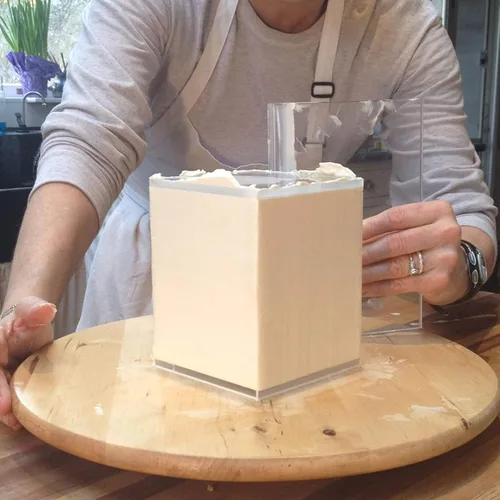 Vista 5 de CAKESAFE Raspador OG de 6 pulgadas para tartas, glaseado y crema de mantequilla transparente con borde biselado