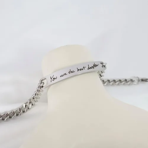 Vista 7 de Pulsera Grabada Personalizada con Escritura a Mano Personalizada o Texto Mecanografiado Pulsera de Cadena Bordillo de Acero Inoxidable en Acabado